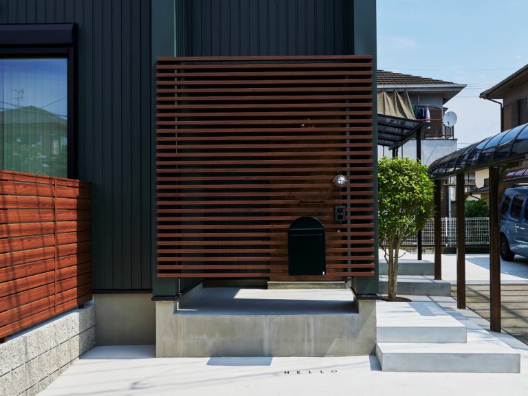 緑のガルバと格子の家｜奈良市で注文住宅を建てるならバルジ建築設計室